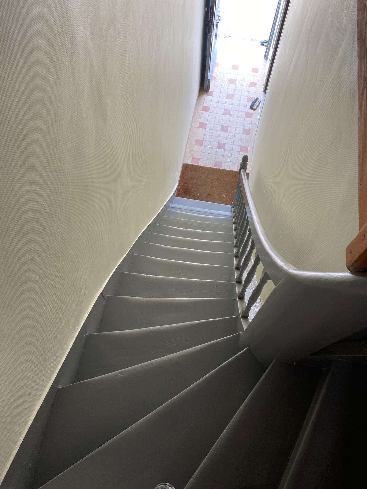 Remise en état de peinture d’une cage d’escalier, des murs, du plafond et de l’escalier