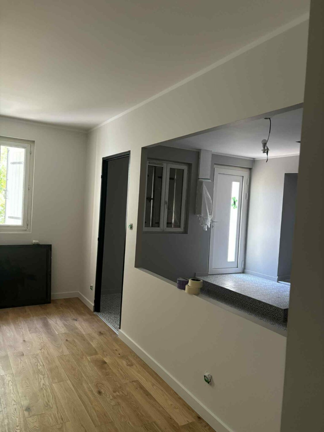 Réalisation de peintures pour l’intérieur d’une maison à Bordeaux, incluant les murs et le plafond.